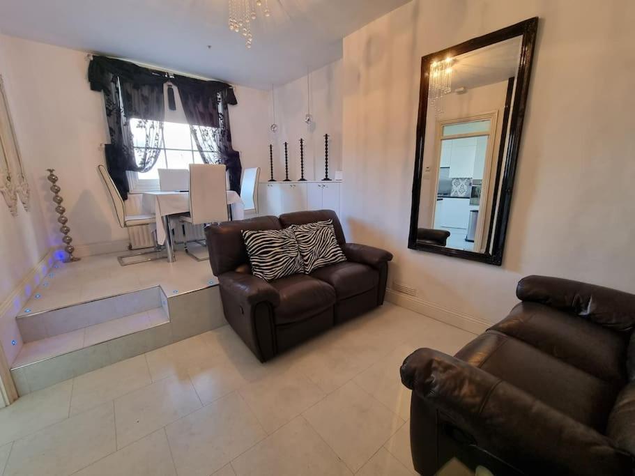 Beautiful Apartment In The Heart Of Rochester Рочестер Экстерьер фото