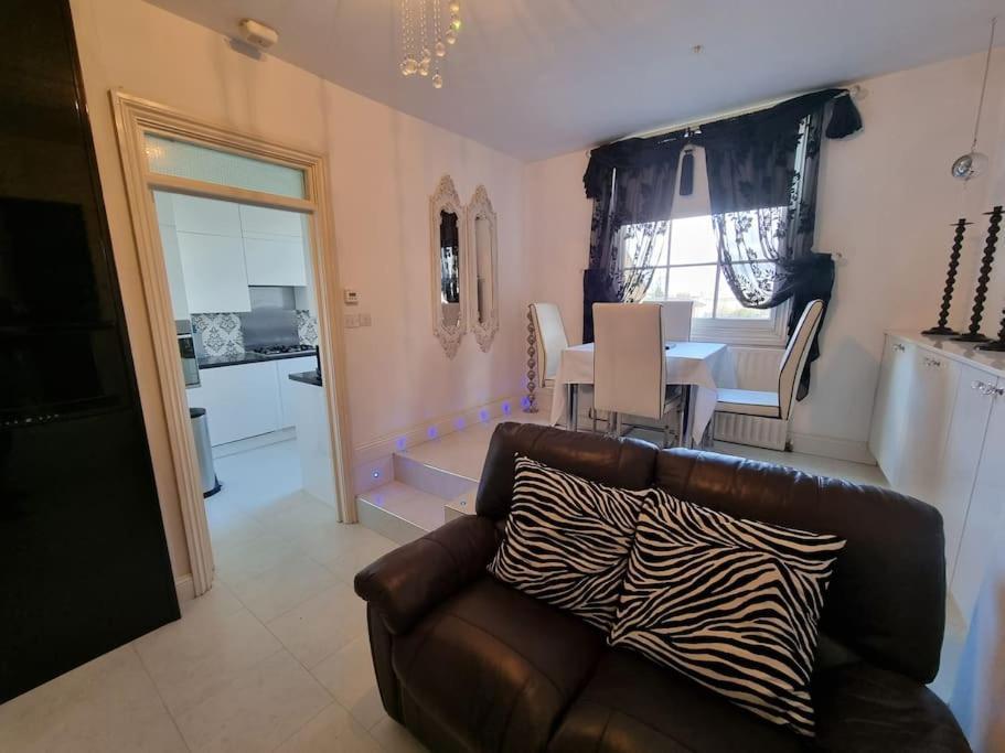 Beautiful Apartment In The Heart Of Rochester Рочестер Экстерьер фото
