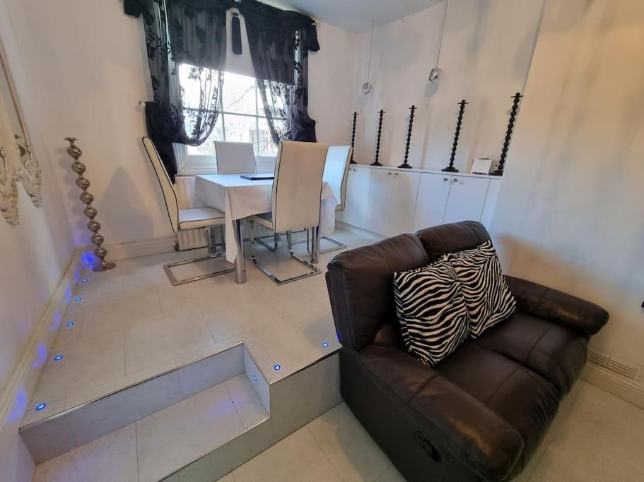 Beautiful Apartment In The Heart Of Rochester Рочестер Экстерьер фото