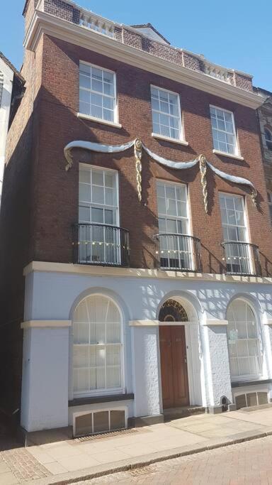 Beautiful Apartment In The Heart Of Rochester Рочестер Экстерьер фото